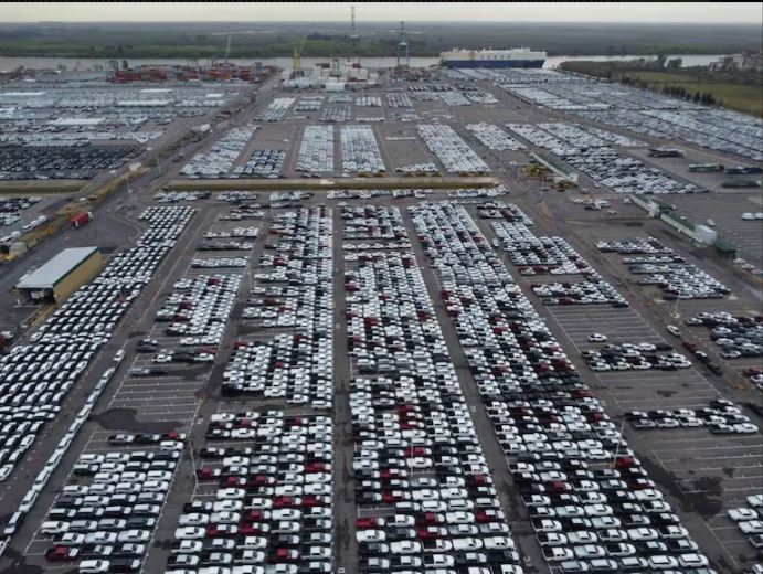  En el puerto de Zárate se acumularon 15.000 autos sin ingresar al país y pactan liberarlos a cambio de un acuerdo de precios