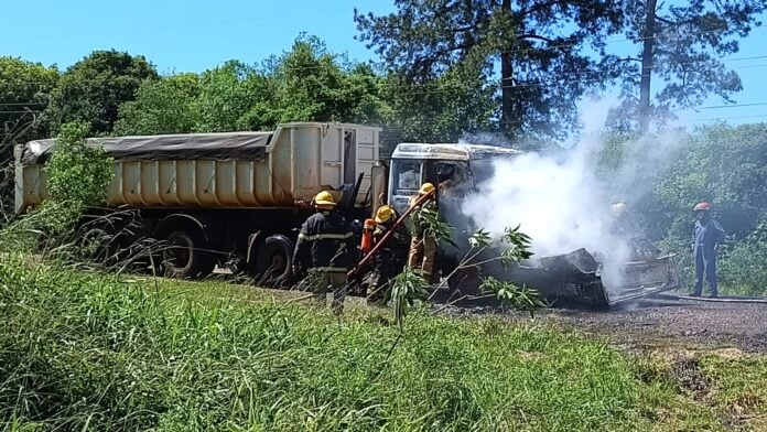  Un camión se incendió en plena Ruta 12