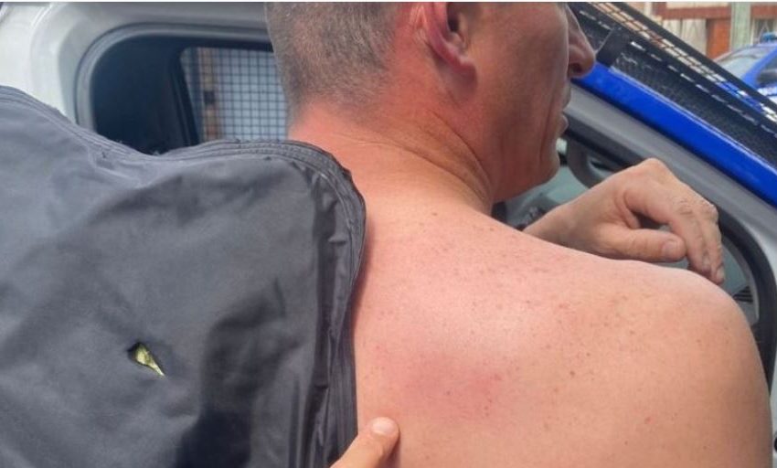  Balearon por la espalda al jefe de la Guardia de Infantería de Córdoba: lo salvó el chaleco antibalas
