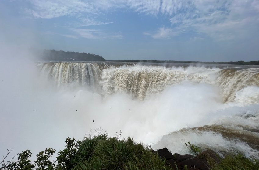  Cataratas del Iguazú: En estos momentos caen 10 millones y medio de litros de agua por segundo y cierran la Garganta del Diablo