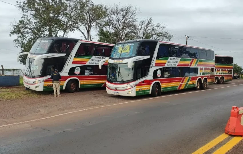  La policía detiene a un bus con hinchas de Boca Juniors con exceso de pasajeros