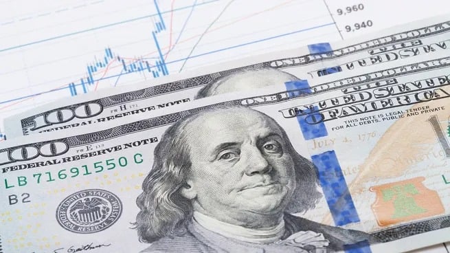 El dólar blue subió $125 y cerró arriba de los $1000 en la primera jornada de operaciones tras el balotaje