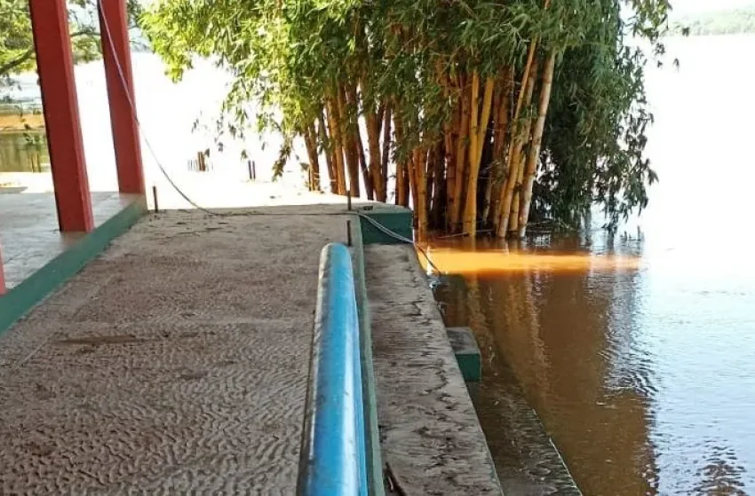  Servicios de lanchas y balsas siguen sin funcionar por la crecida del río Paraná