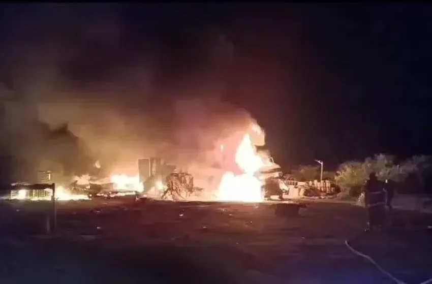  Al menos dos muertos deja incendio de camión en frontera entre Paraguay y Argentina