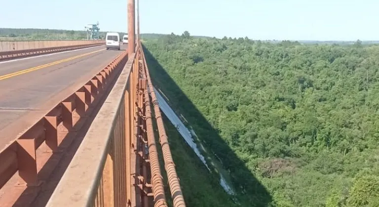  La represa Urugua-í superó la cota máxima y las aguas caen por el vertedero