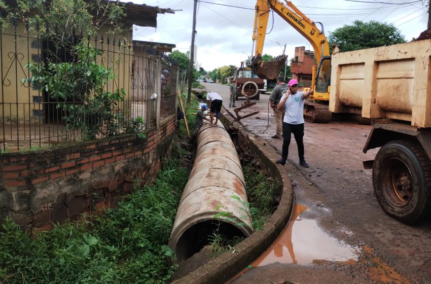  En respuesta a la solicitud de los vecinos, iniciaron con la colocación de tubos de desagüe sobre un tramo de la calle Marta Schwarz