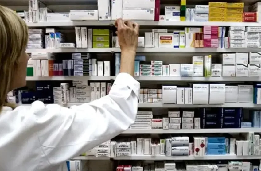  «Pone en riesgo la salud»: farmacéuticos rechazan el DNU que desregula la actividad