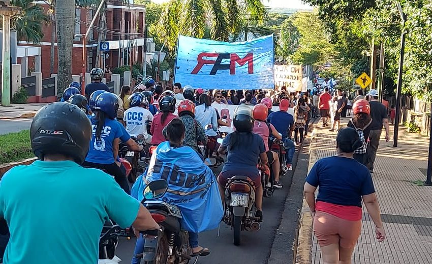  Movilización en Puerto Iguazú contra el DNU y la Ley Ómnibus