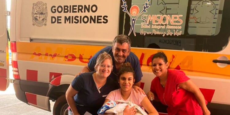  Una joven dio a luz a su bebé en una ambulancia