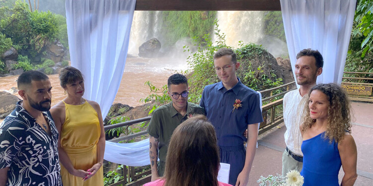  Las Cataratas fueron ayer el escenario del primer casamiento entre turistas extranjeros
