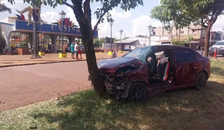  Cinco heridos en un choque entre un auto y un colectivo en Jardín América
