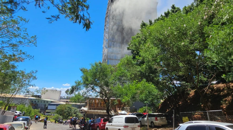  Bomberos de Puerto Iguazú brindan apoyo en incendio de edificio en Ciudad del Este