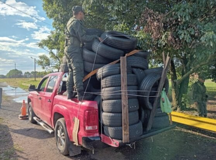  Gendarmería interceptó una camioneta repleta de neumáticos de contrabando