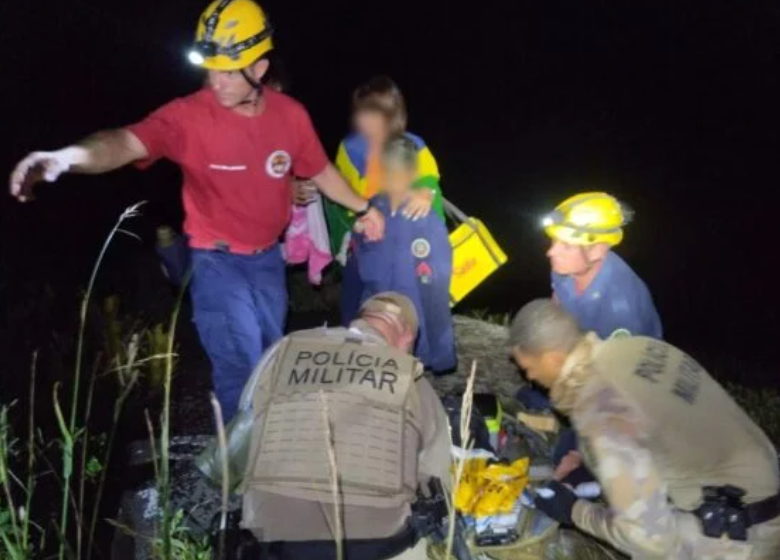  Familia argentina con hipotermia fue rescatada tras perderse en un sendero de la playa de Florianópolis