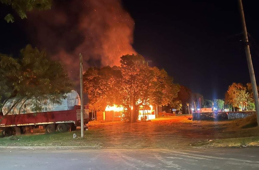  Incendio consume local comercial en la Plaza de los Niños