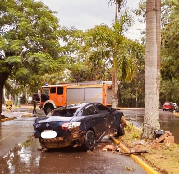  Iguazú: Un auto colisionó con 5 vehículos estacionados sobre la Av. Victoria Aguirre