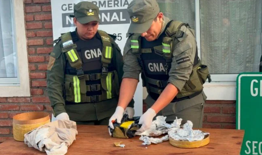  Detectaron cocaína dentro de una encomienda, se realizó una entrega vigilada y dos ciudadanos quedaron detenidos