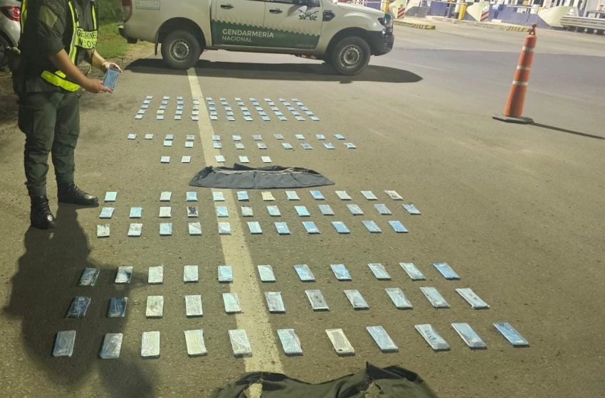  GNA: Secuestró 140 celulares que una pareja llevaba adosados en sus cuerpos