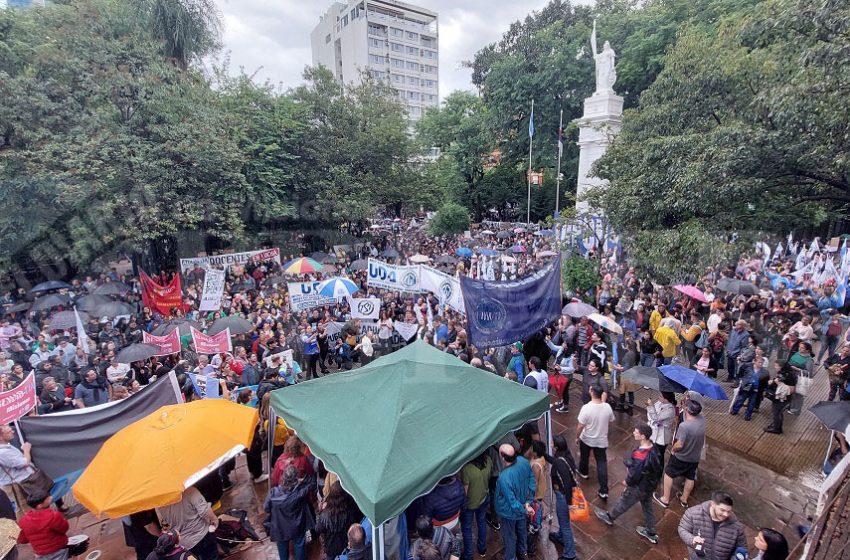  Ni la lluvia detuvo la multitudinaria marcha en defensa de la educación pública