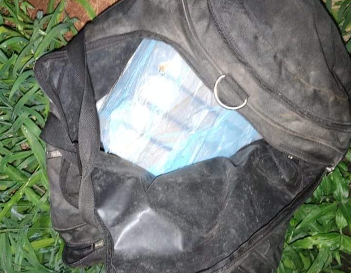  Antinarcóticos encuentran bolso con marihuana oculta entre malezas