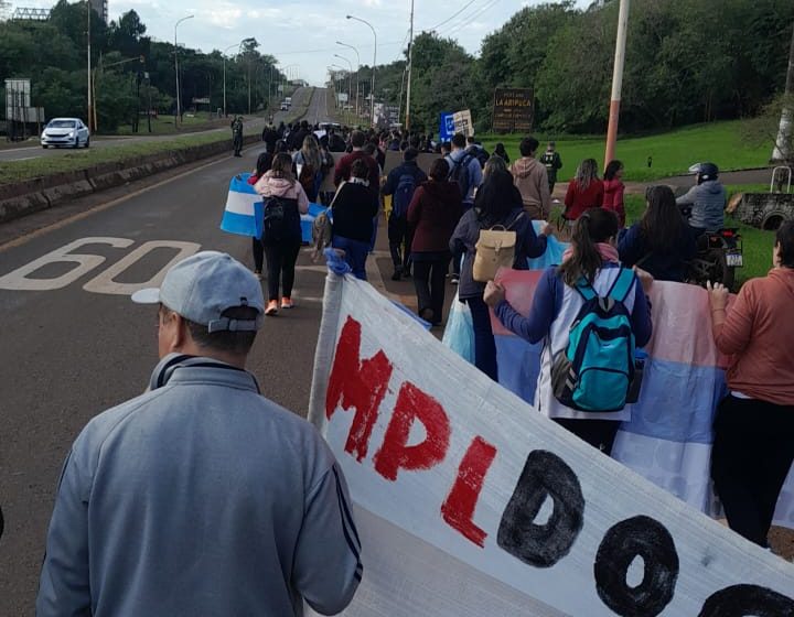  Docentes de Iguazú cortaron la Ruta Nacional 12