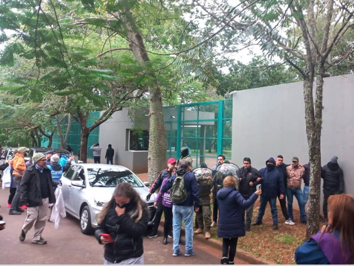  Crece el conflicto: los docentes marcharon a la casa del ex gobernador Carlos Rovira