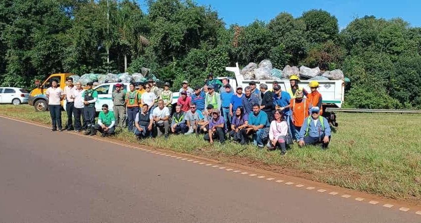  Transportistas y trabajadores de turismo llevaron adelante una jornada de plogging sobre la Ruta Nacional 12