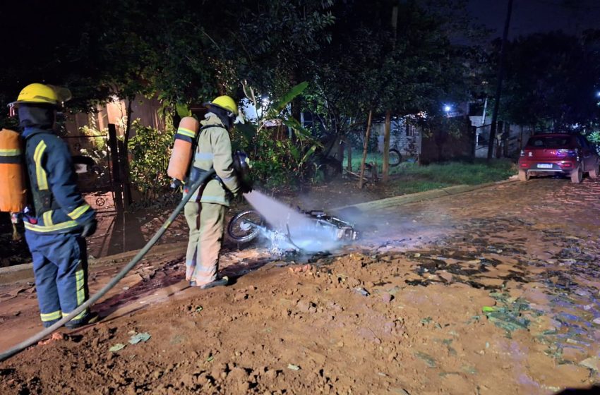  Incendio en Iguazú: Motovehículo consumido por las llamas