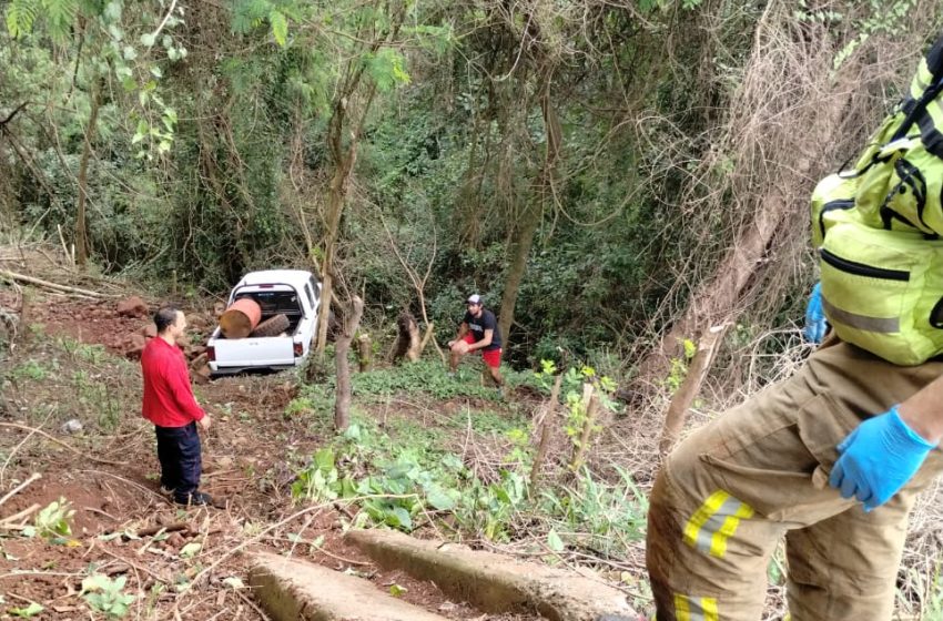  Accidente Vial: Una camioneta despistó y cayó en un barranco en B° San Lucas