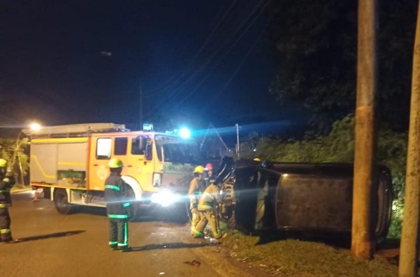  Conductor alcoholizado despistó y terminó impactando contra un poste