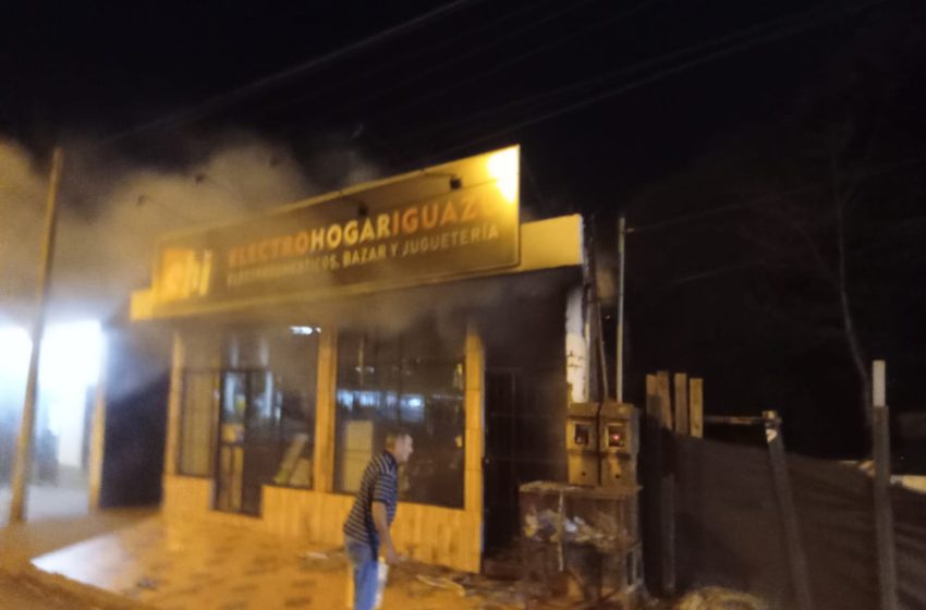  Bomberos sofocan principio de incendio en un comercio