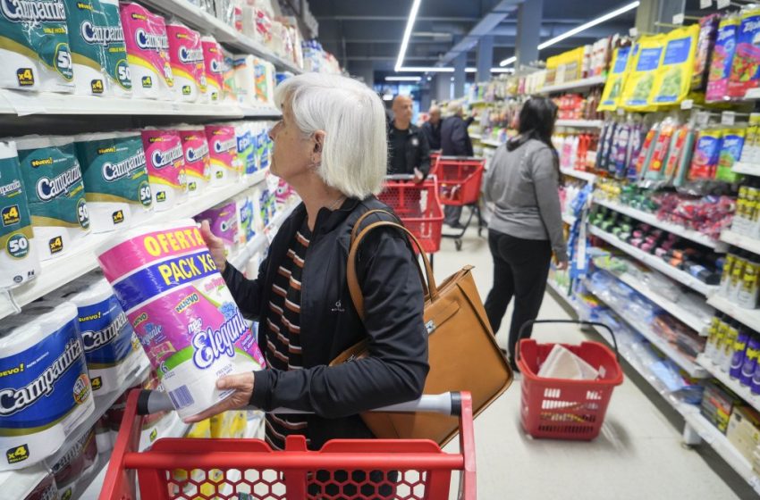  La inflación desaceleró al 4% en julio pero no logró perforar el piso que esperaba el Gobierno