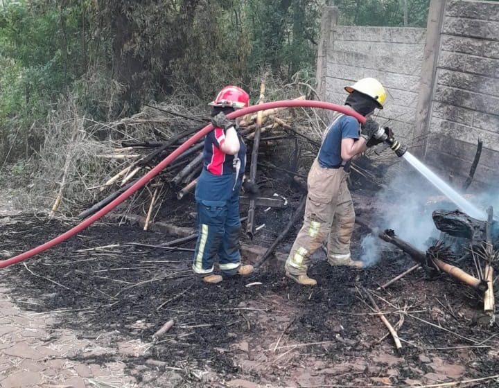  Incendio de pastizal deja sin electricidad a medio barrio en Iguazú