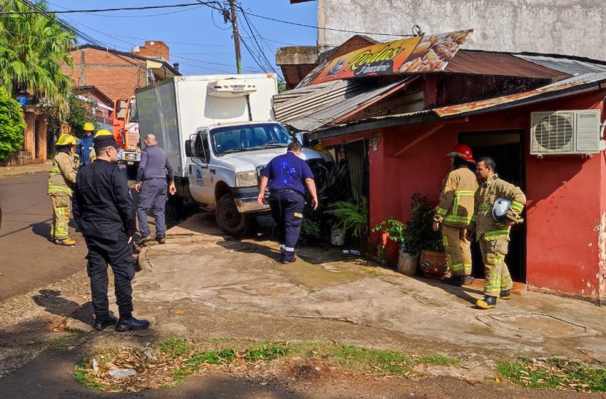  Camión se incrustó en una panadería: un matrimonio sale ileso