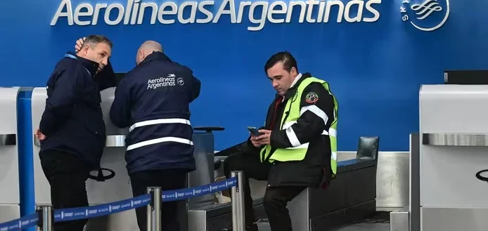  Los trabajadores estatales aeronáuticos realizarán un nuevo paro este jueves que afectará a 27 aeropuertos del país, entre ellos los de Posadas e Iguazú