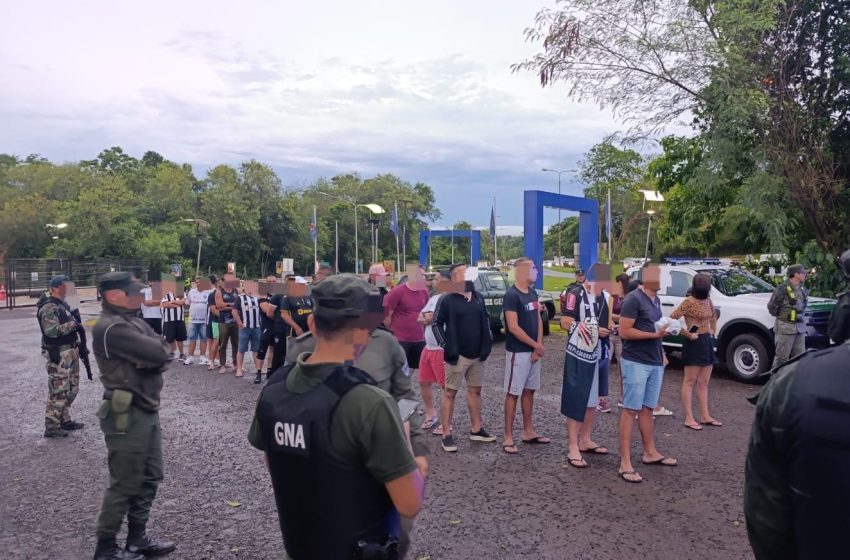  Hinchas brasileños cruzan la frontera de Iguazú rumbo a la final de la Copa Libertadores 2024