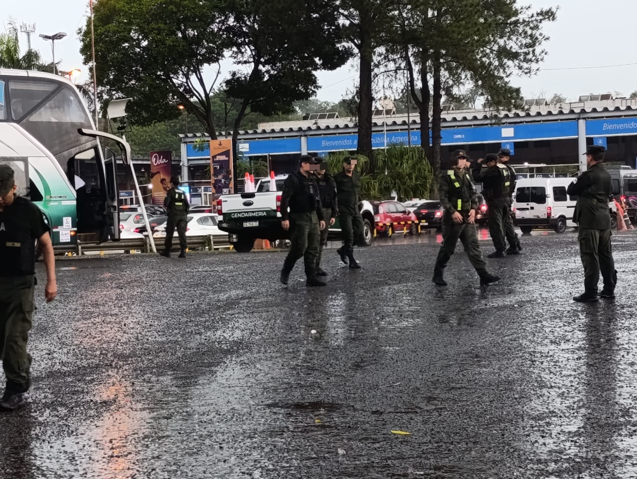 Hinchas brasileños cruzan la frontera de Iguazú rumbo a la final de la Copa Libertadores 2024 imagen-7