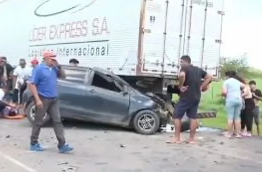  Un auto chocó a otro en el que viajaban hinchas de Racing a Asunción: hay un muerto