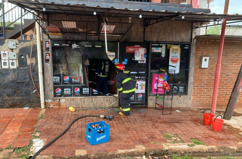  Incendio en un kiosco de Iguazú deja cuantiosas pérdidas