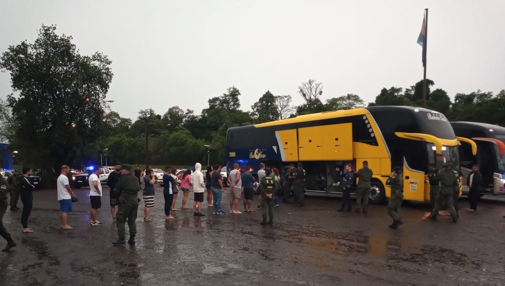 Hinchas brasileños cruzan la frontera de Iguazú rumbo a la final de la Copa Libertadores 2024 imagen-9