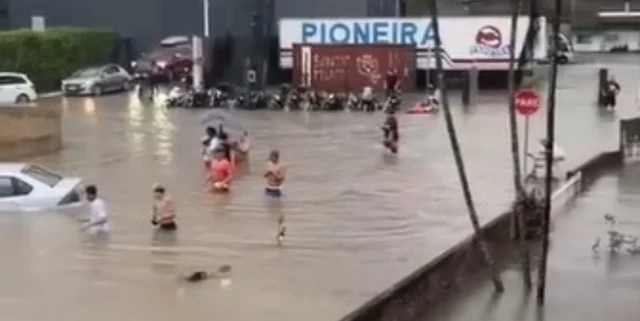  Florianópolis también quedó bajo agua y se cortó al tránsito la autovía que da acceso a Canasvieiras e Ingleses