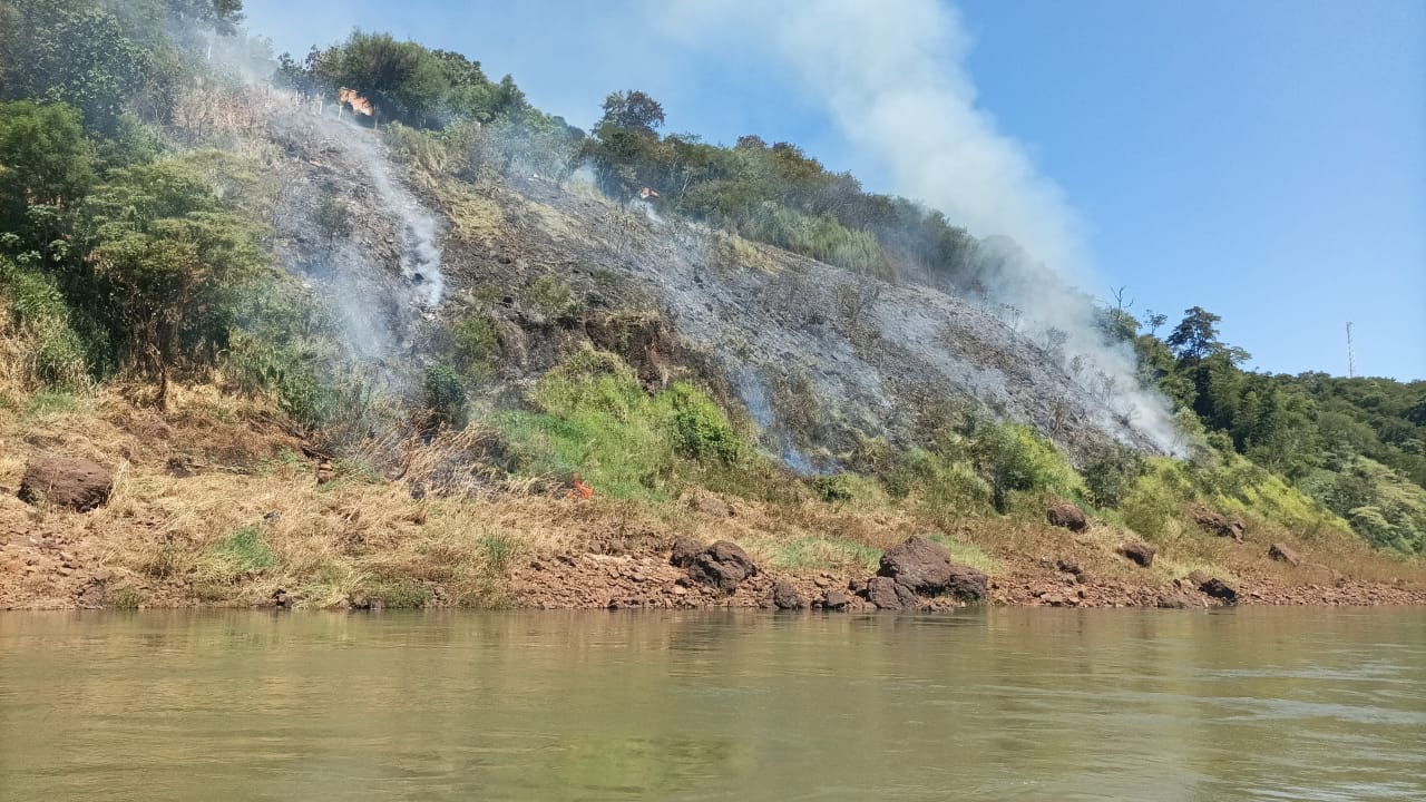 Bomberos de Iguazú trabajaron 4 horas para extinguir un incendio de pastizales en la costa del rio Paraná imagen-6