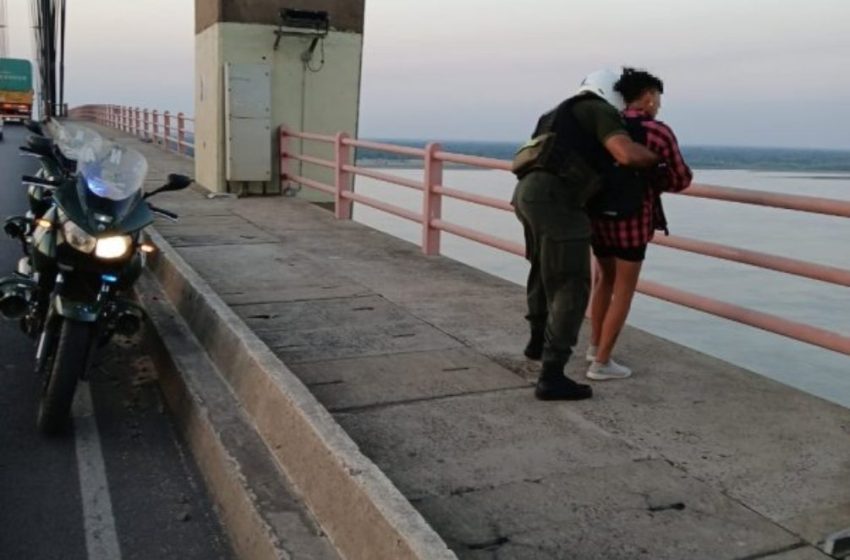  Gendarmes evitaron que una mujer se tire del puente Chaco-Corrientes