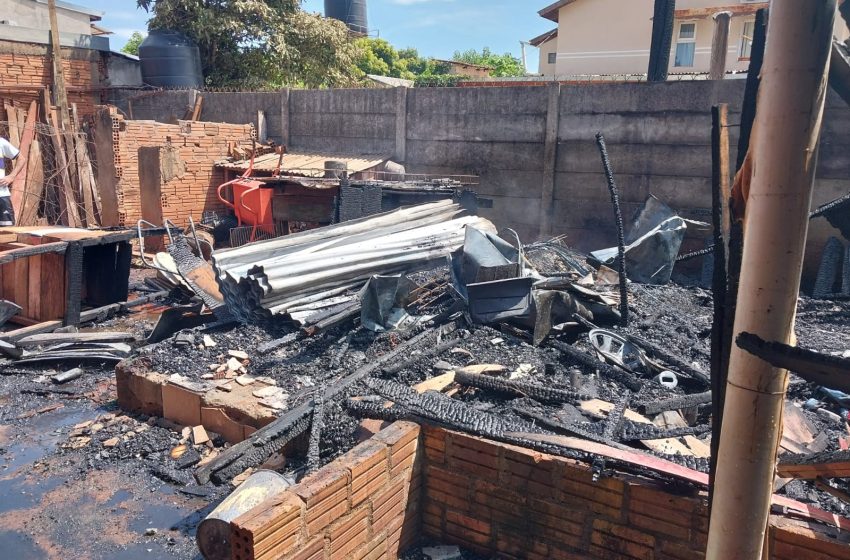  Incendio en vivienda de madera: Familia de cuatro personas queda sin casa