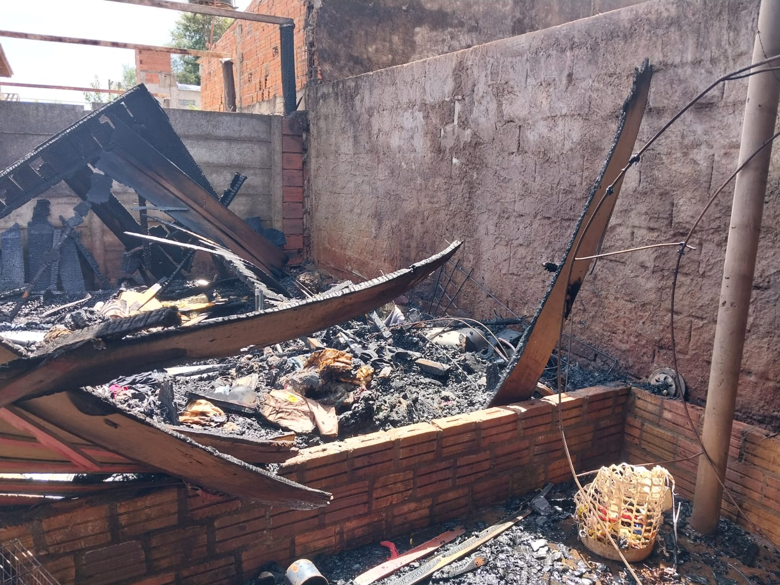 Incendio en vivienda de madera: Familia de cuatro personas queda sin casa imagen-13