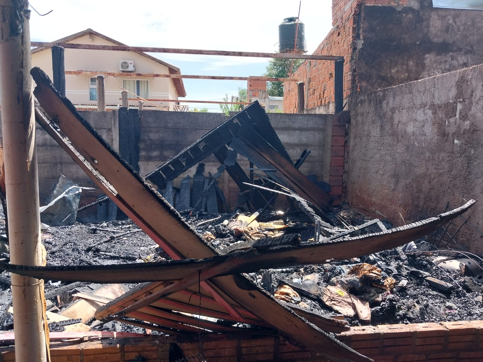 Incendio en vivienda de madera: Familia de cuatro personas queda sin casa imagen-15