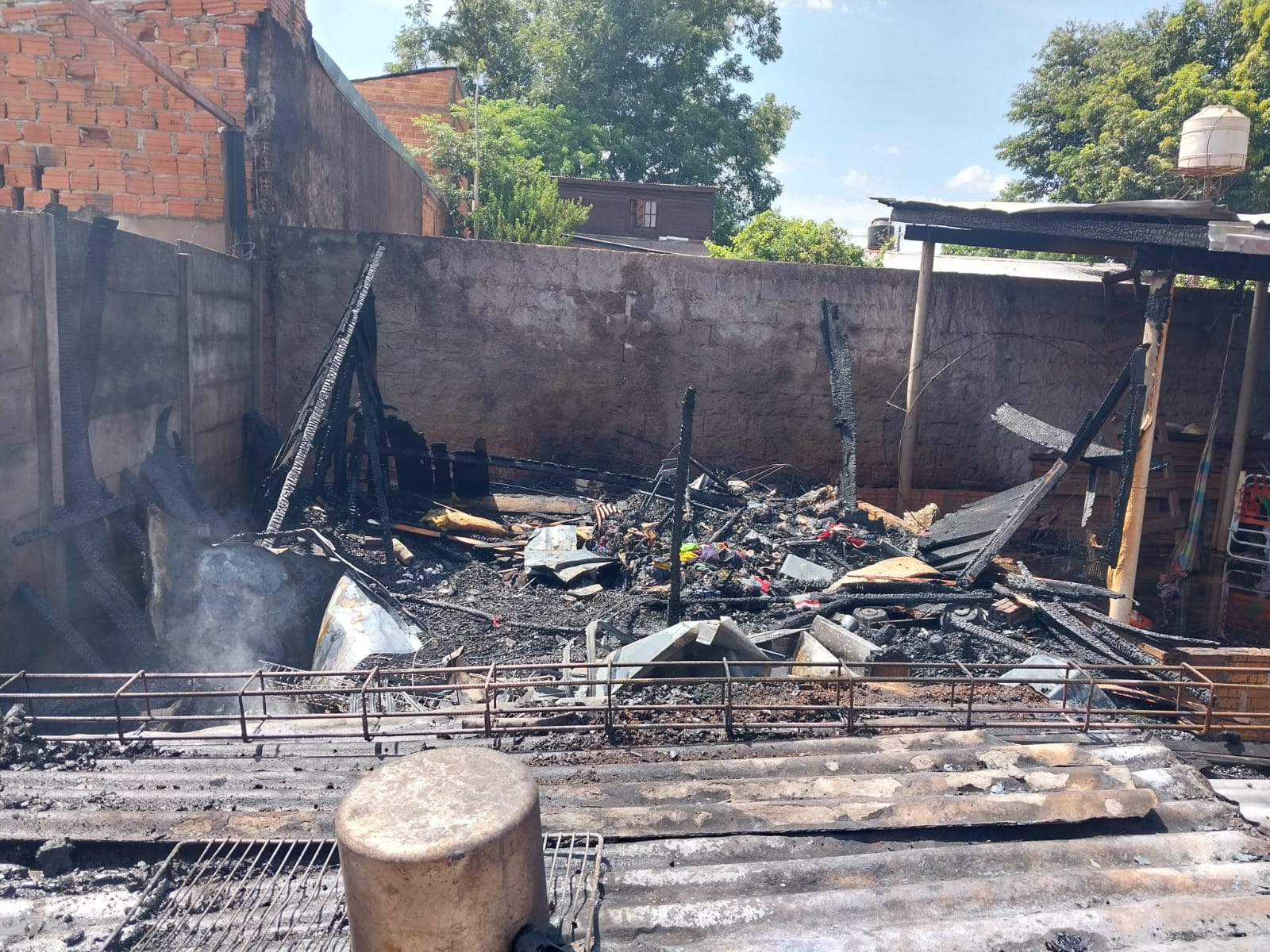 Incendio en vivienda de madera: Familia de cuatro personas queda sin casa imagen-11