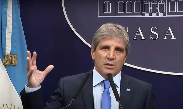 El Gobierno anunció que el lunes se levanta el cepo cambiario con un dólar de hasta $1.400