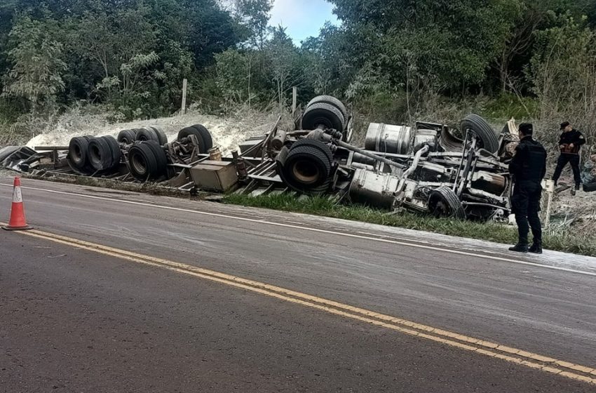 Un camión que transportaba harina volcó sobre la Ruta 17 en el Paraje Piray Miní