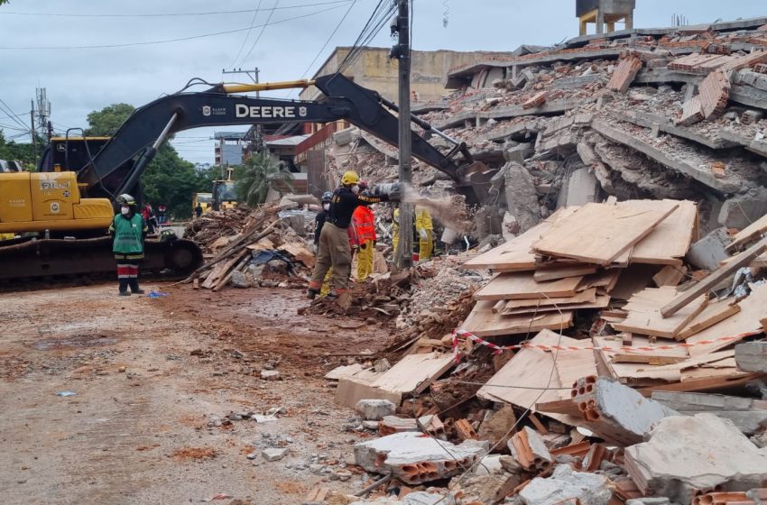 Derrumbe en Encarnación: bomberos concluyeron las tareas de rescate de los cuerpos de las dos personas fallecidas y descartan que haya más víctimas